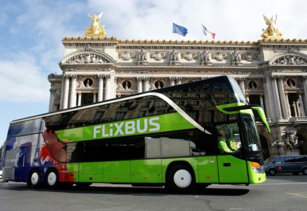 Un autocar de la compagnie allemande FlixBus passe devant le Palais Garnier, le 19 mai 2015 à Paris