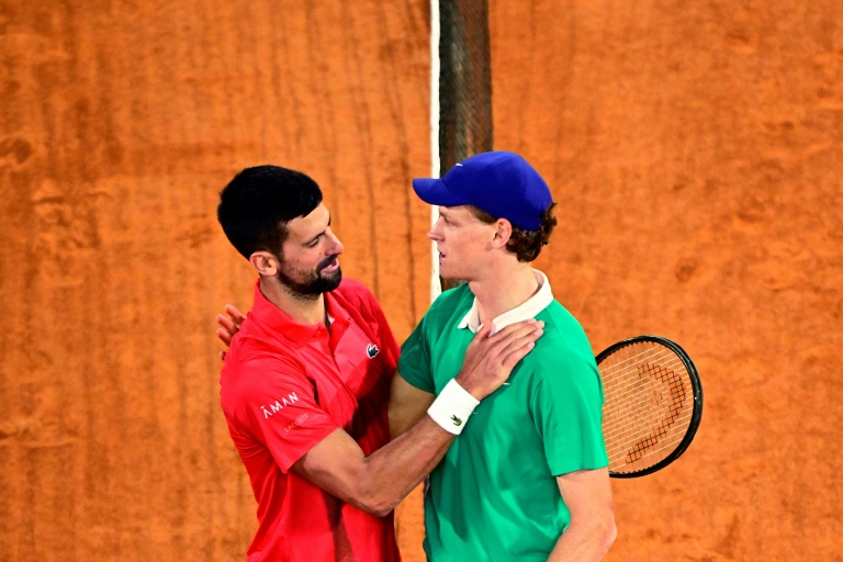 Jannik Sinner et Novak Djokovic après leur demi-finale de Roland-Garros à Paris le 6 juin 2025