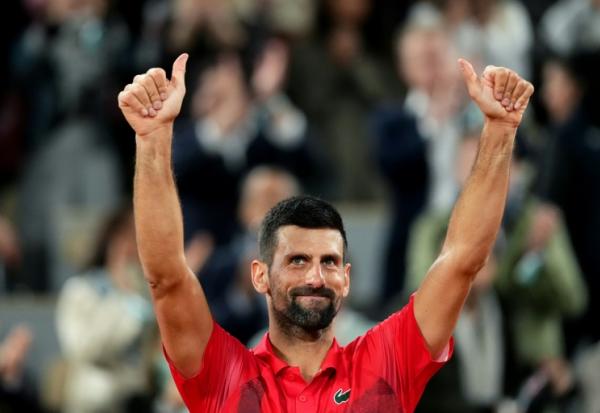 Novak Djokovic salue le public après sa défaite contre Jannik Sinner à Roland-Garros à Paris, le 6 juin 2025