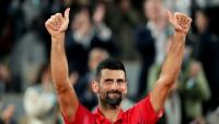Novak Djokovic salue le public après sa défaite contre Jannik Sinner à Roland-Garros à Paris, le 6 juin 2025