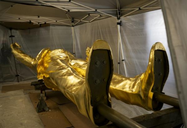 La statue dorée de Donald Trump dans l'atelier du sculpteur Alan Cottrill à Zanesville, dans l'Etat améircain de l'Ohio (nord), le 5 février 2026