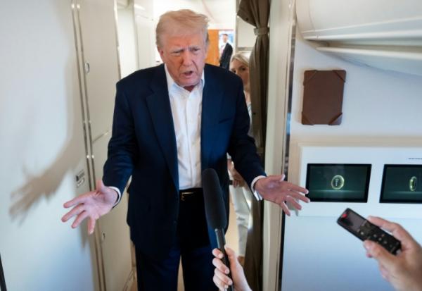 Le président américain Donald Trump fait une déclaration à la presse à bord d'Air Force One, de retour de West Palm Beach, en Floride, à destination de la base Andrews, dans le Maryland, le 4 mai 2025