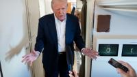 Le président américain Donald Trump fait une déclaration à la presse à bord d'Air Force One, de retour de West Palm Beach, en Floride, à destination de la base Andrews, dans le Maryland, le 4 mai 2025