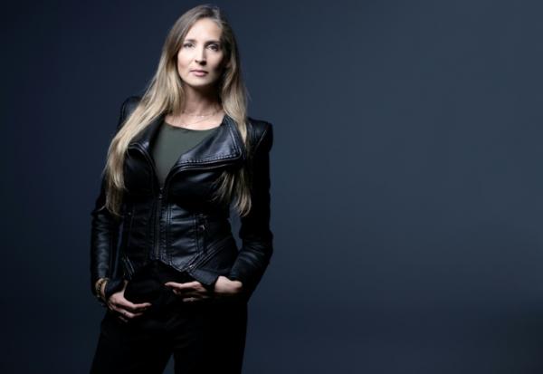 L'ancienne mannequin française Juliette G., "hameçonnée" pour être présentée au criminel sexuel américain Jeffrey Epstein, pose le 10 mars 2026 à Paris