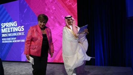 La directrice générale du FMI, Kristalina Georgieva, et le ministre saoudien des Finances, Mohammed al-Jadaan, le 25 avril 2025 à Washington