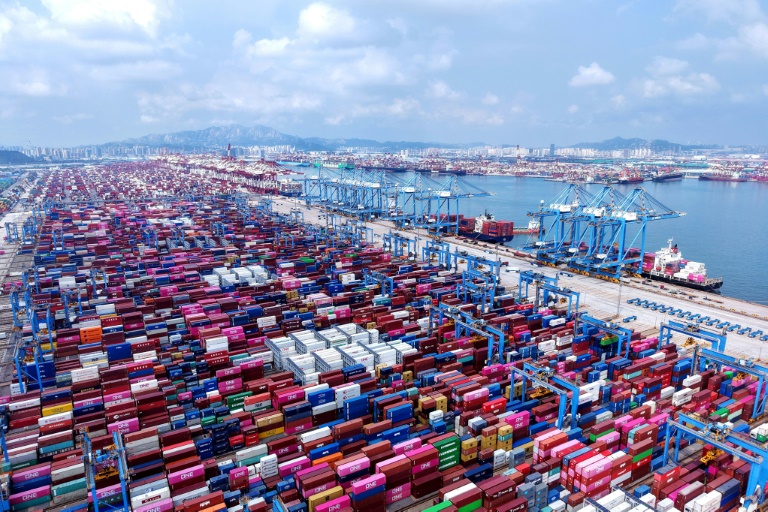 Des conteneurs dans le port de Qingdao, dans la province du Shandong, dans l'est de la Chine le 11 août 2025