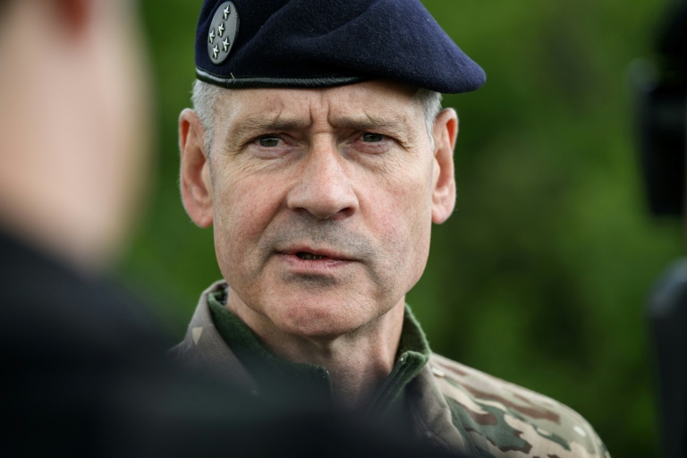 Pierre Schill, chef d'Etat-major de l'armée de terre, répond aux questions des journalistes lors du premier 