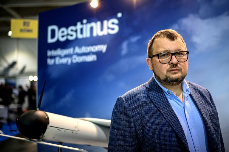 Le physicien d'origine russe et PDG de Destinus, une entreprise européenne fabriquant des drones militaires, Mikhail Kokorich, opposant au président russe Vladimir Poutine, pose sur le stand Destinus lors de la 8e édition du salon européen des drones et des systèmes autonomes à Bordeaux, dans le sud-ouest de la France, le 15 octobre 2025.