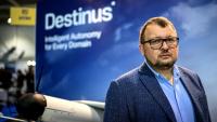 Le physicien d'origine russe et PDG de Destinus, une entreprise européenne fabriquant des drones militaires, Mikhail Kokorich, opposant au président russe Vladimir Poutine, pose sur le stand Destinus lors de la 8e édition du salon européen des drones et des systèmes autonomes à Bordeaux, dans le sud-ouest de la France, le 15 octobre 2025. 