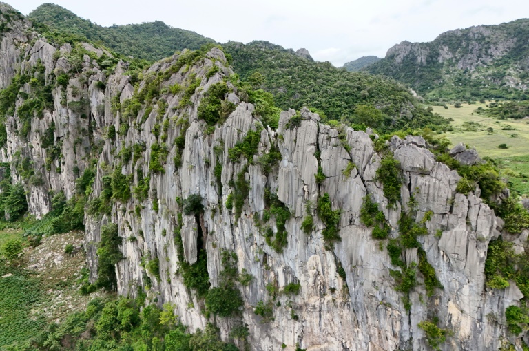 Vue aérienne du massif karstique de Phnom Proek, dans la province de Battambang, au Cambodge, où des zoologues recherchent de nouvelles espèces, le 22 juillet 2025
