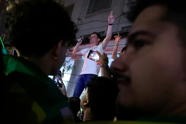 Le député fédéral de Sao Paulo Lucas Pavanato durant un meeting de soutien à Flavio Bolsonaro à Sao Paulo, au Brésil, le 14 octobre 2026