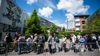 Des étudiants font la queue devant un bureau de vote pour le second tour de la présidentielle roumaine, le 18 mai 2025 à Bucarest