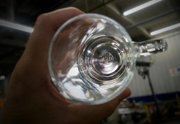 Un salarié contrôle un verre à l'usine Duralex de La Chapelle-Saint-Mesmin, près d'Orléans,  le 31 juillet 2024 dans le Loiret