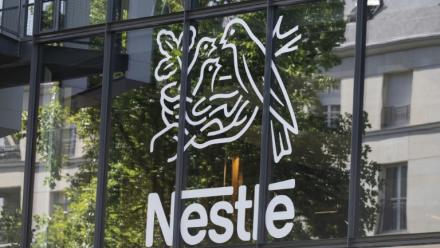 Eaux en bouteille: Nestlé Waters assigné en justice pour concurrence déloyale