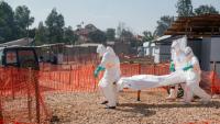 Des agents sanitaires transportent à la morgue le corps d'une personne décédée du virus Ebola, le 13 juin 2026 à Bunia, en RDC