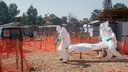 Des agents sanitaires transportent à la morgue le corps d'une personne décédée du virus Ebola, le 13 juin 2026 à Bunia, en RDC