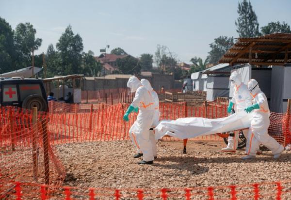 Des agents sanitaires transportent à la morgue du Centre médical évangélique de Nyankunde le corps d’une personne décédée d'Ebola, le 13 juin 2026  en RDC