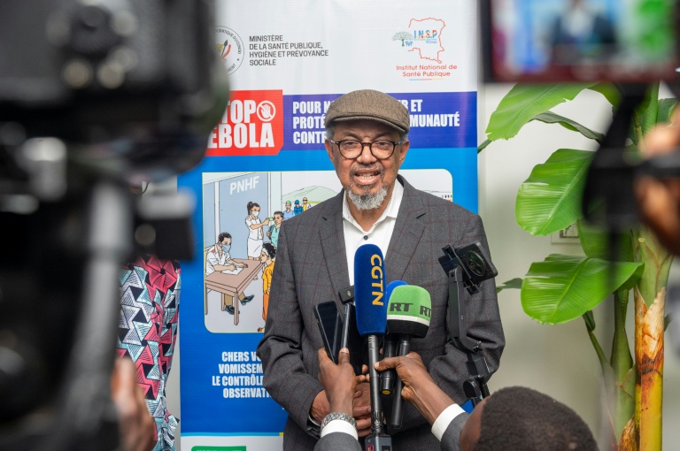 Le chef de l'Organisation mondiale de la santé (OMS), Tedros Adhanom Ghebreyesus, s'adresse aux journalistes après son arrivée à Kinshasa, en République démocratique du Congo, le 28 mai 2026