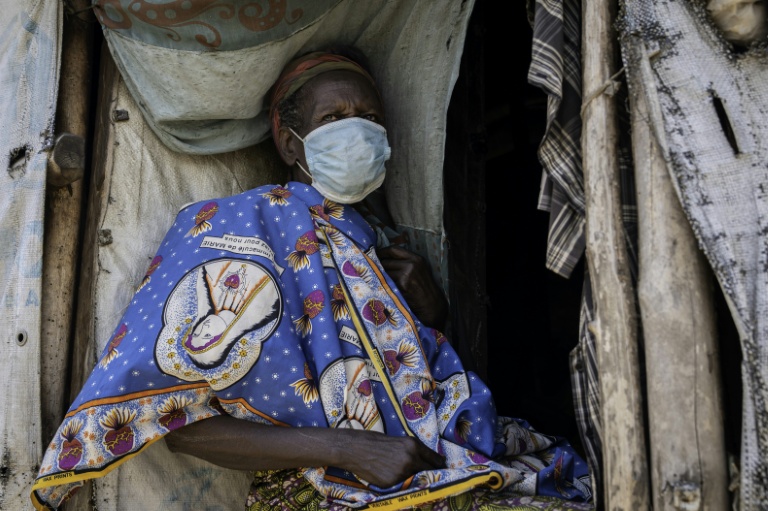 Une femme porte un masque alors qu'elle est assise devant son abri de fortune dans le camp de personnes déplacées de Kigonze à Bunia, dans l'est de la République démocratique du Congo en proie à une épidémie d'Ebola, le 28 mai 2026