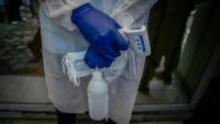 Un agent de santé contrôle les visiteurs qui arrivent au laboratoire Rodolphe Mérieux, de l'Institut national de recherche biomédicale (INRB), le 19 mai 2026 à Goma, en République démocratique du Congo