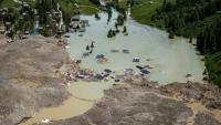 Vue aérienne des restes du village de Blatten submergé par un lac artificiel, trois jours après l'effondrement du glacier du Birch et un glissement de terrain, le 31 mai 2025 dans les Alpes suisses