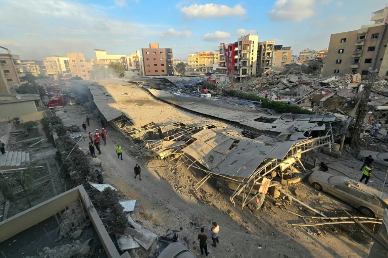 Des secouristes se rassemblent sur le site d'une frappe israélienne qui a touché une zone proche d'un hôpital dans la ville de Tyr, au sud du Liban, le 1er juin 2026