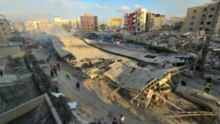 Des secouristes se rassemblent sur le site d'une frappe israélienne qui a touché une zone proche d'un hôpital dans la ville de Tyr, au sud du Liban, le 1er juin 2026