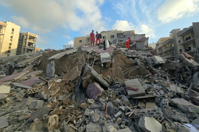Les secours se rassemblent sur le site d'une frappe israélienne qui a touché les environs d'un hôpital dans la ville de Tyr, dans le sud du Liban, le 1er juin 2026
