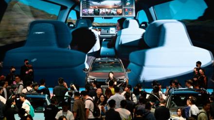 Des visiteurs au salon de l'automobile de Shanghai, le 25 avril 2025