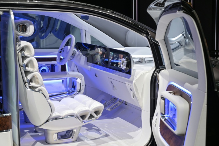 Une Mercedes Benz Vision V exposée au salon de l'automobile de Shanghai, le 23 avril 2025