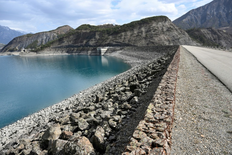 Le système combine batteries et barrages hydrauliques. Ici celui de la commune de Rousset-Serre-Ponçon, dans les Hautes-Alpes, le 29 mars 2023