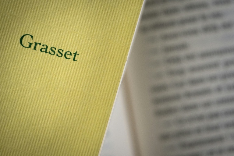 Cette photographie montre un livre des éditions Bernard Grasset à Mulhouse, dans l'est de la France, le 16 avril 2025