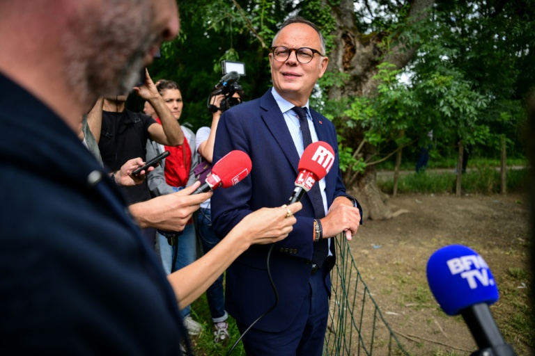 Le président du parti Horizons et candidat à l'élection présidentielle, Édouard Philippe, visite une ferme avicole à Saint-Cyr-sur-Menthon, le 3 juin 2026 dans l'Ain