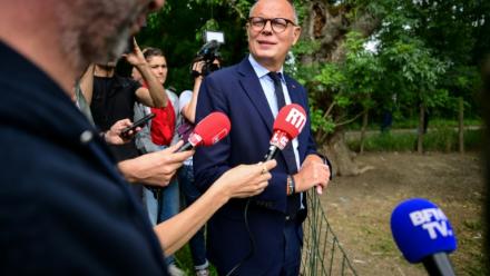 Le président du parti Horizons et candidat à l'élection présidentielle, Édouard Philippe, visite une ferme avicole à Saint-Cyr-sur-Menthon, le 3 juin 2026 dans l'Ain