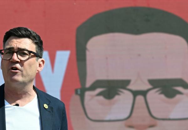 Le maire du Grand Manchester, Andy Burnham, prend la parole lors du lancement de sa campagne pour l'élection partielle à Ashton-in-Makerfield, à l'ouest de Manchester, dans le nord-ouest de l'Angleterre, le 22 mai 2026