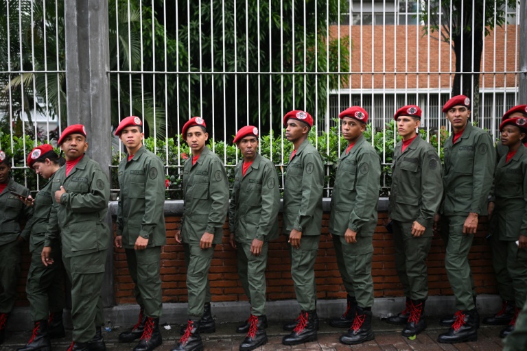 Des membres de la garde d'honneur attendent pour voter à Caracas, lors des élections pour élire députés et gouverneurs, le 25 mai 2025 au Venezuela