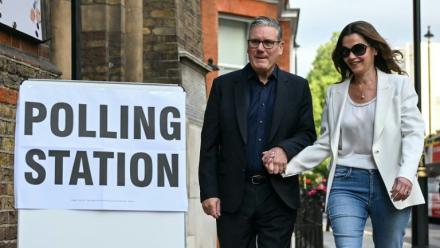 Le Premier ministre britannique Keir Starmer (g) et son épouse Victoria Starmer à l'entrée d'un bureau de vote à Londres, le 7 mai 2026