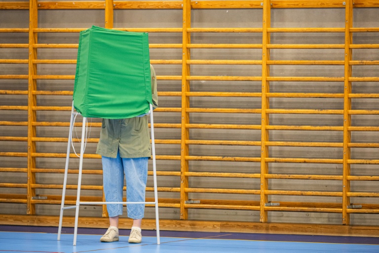 Une personne vote aux élections législatives en Suède, le 12 septembre 2026 à Nacka, dans le comté de Stockholm 
