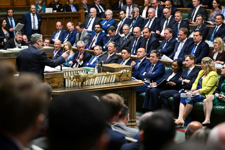 La photo fournie par le parlement britannique montre le premier ministre Keir Starmer qui pointe du doigt Kemi Badenoch, le chef des conservateurs, principal parti d'opposition