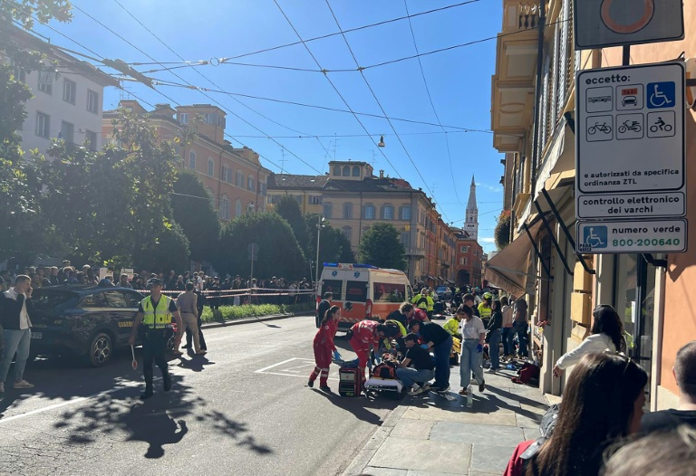 Des secouristes sur les lieux où un conducteur a renversé et blessé huit personnes, le 16 mai 2026 à Modène, dans le nord de l'Italie 

AFP(-) 
