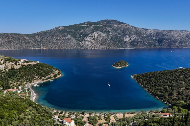 Vue aérienne de la plage de Dexa sur l'île grecque d'Ithaque, le 3 août 2026, patrie d'Ulysse, héros de la mythologie grecque.