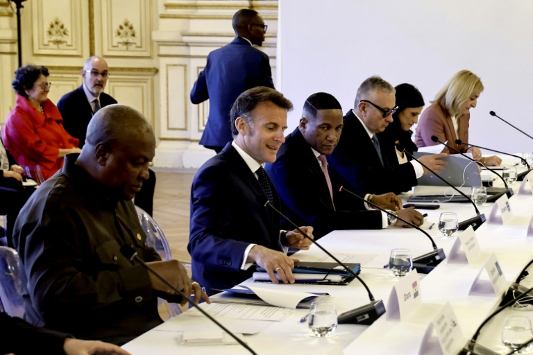 Le président français Emmanuel Macron assiste à une rencontre lors du sommet international 