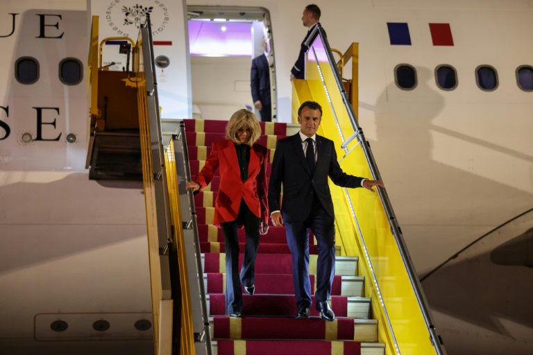 Le président français Emmanuel Macron et son épouse Brigitte Macron à leur arrivée à l'aéroport international de Noi Bai à Hanoï, le 25 mai 2025 au Vietnam