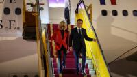 Le président français Emmanuel Macron et son épouse Brigitte Macron à leur arrivée à l'aéroport international de Noi Bai à Hanoï, le 25 mai 2025 au Vietnam