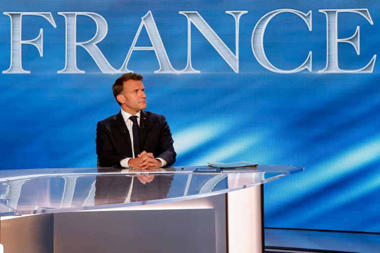 Le président Emmanuel Macron sur le plateau du JT de TF1, le 13 mai 2025 à Saint-Denis, au nord de Paris
