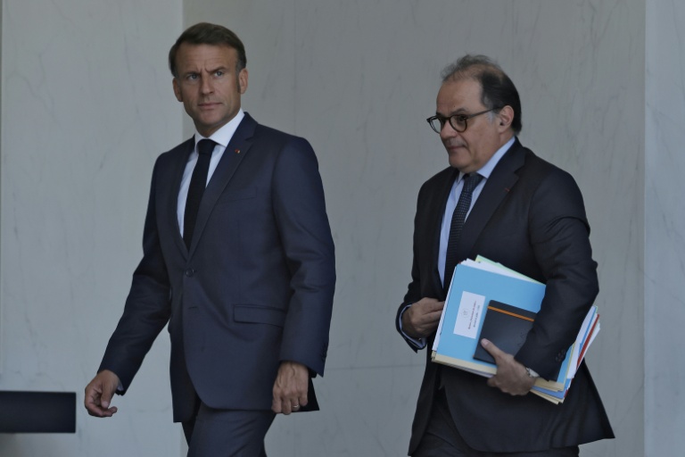 Le président Emmanuel Macron (g) et son secrétaire général Emmanuel Moulin à l'issue d'un Conseil des ministres à l'Elysée, le 2 juillet  2025 à Paris