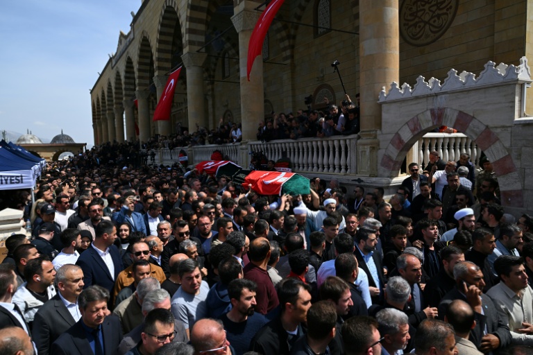 Les funérailles des personnes tuées la veille dans une école, le 16 avril 2026 à Kahramanmaras, dans le sud de la Turquie