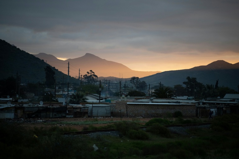 Le soleil se couche sur le township de Nkqubela, où résident de nombreux travailleurs agricoles de la région, dans la ville de Robertson, province du Cap-Occidental (Afrique du Sud), le 9 juillet 2026