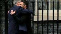 Le Premier ministre britannique Keir Starmer embrasse le président ukrainien Volodymyr Zelensky devant le 10 Downing Street le 14 août 2025 à la veille du sommet Poutine-Trump