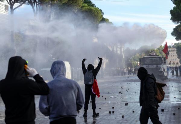 Heurts entre policiers et manifestants qui dénoncent mauvaises conditions d'études, la corruption et exigeant la démission du Premier ministre albanais Edi Rama, le 24 octobre 2026 à Tirana